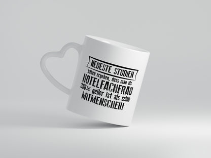 Neuste Studien: Hotelfachfrau | Hotel - Herzhenkel Tasse - Kaffeetasse / Geschenk / Familie