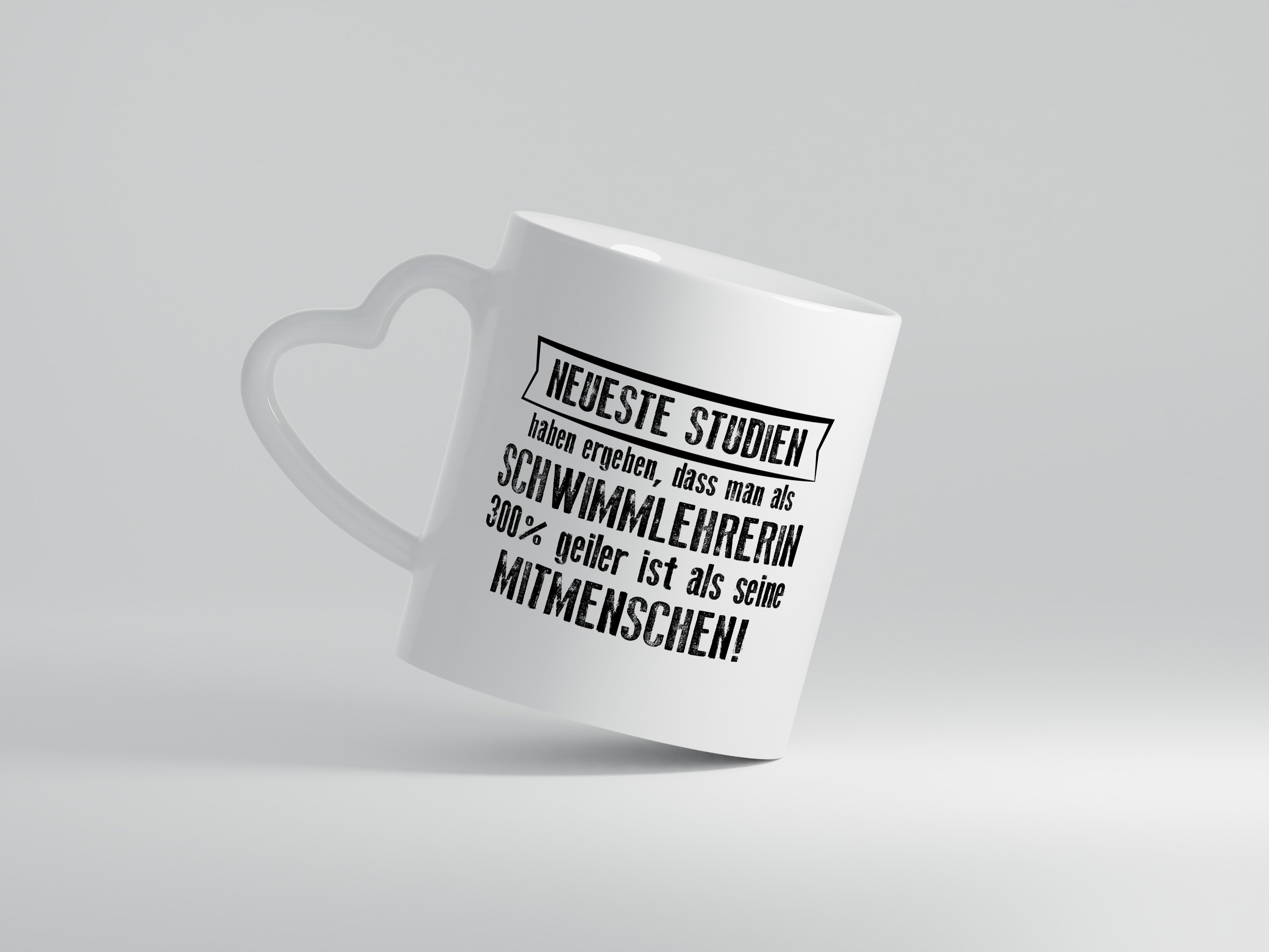 Neuste Studien: Schwimmlehrerin | schwimmen | Lehrer | Sport - Herzhenkel Tasse - Kaffeetasse / Geschenk / Familie