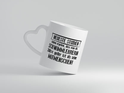 Neuste Studien: Schwimmlehrerin | schwimmen | Lehrer | Sport - Herzhenkel Tasse - Kaffeetasse / Geschenk / Familie