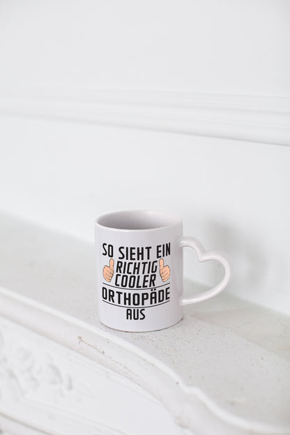 Richtig Cooler Orthopäde | Orthopädie - Herzhenkel Tasse - Kaffeetasse / Geschenk / Familie