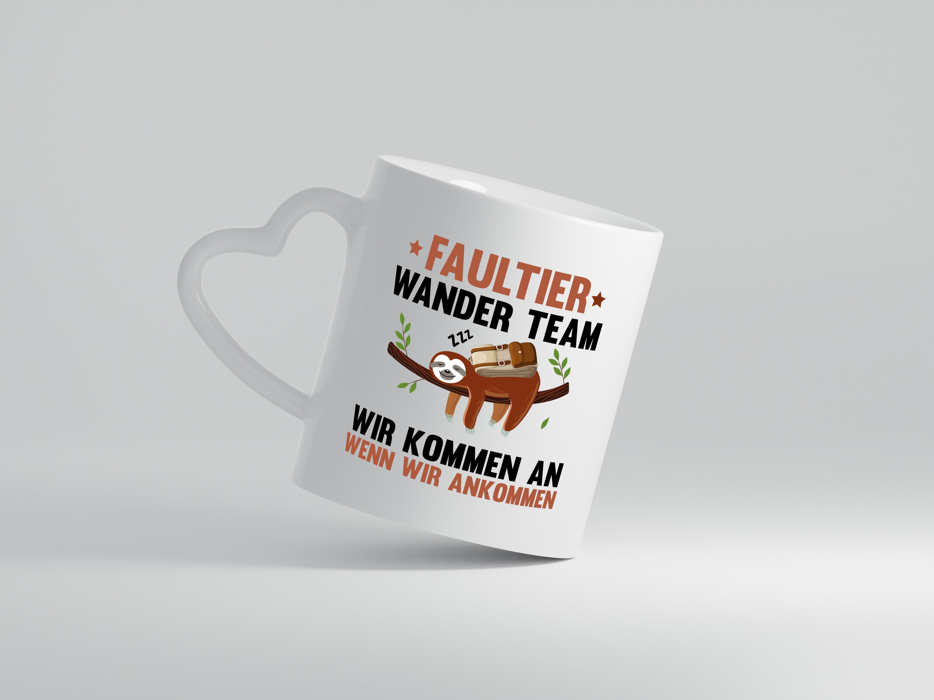 Faultier Wanderteam | Spruch Motiv | Faultier | Wandern - Herzhenkel Tasse - Kaffeetasse / Geschenk / Familie