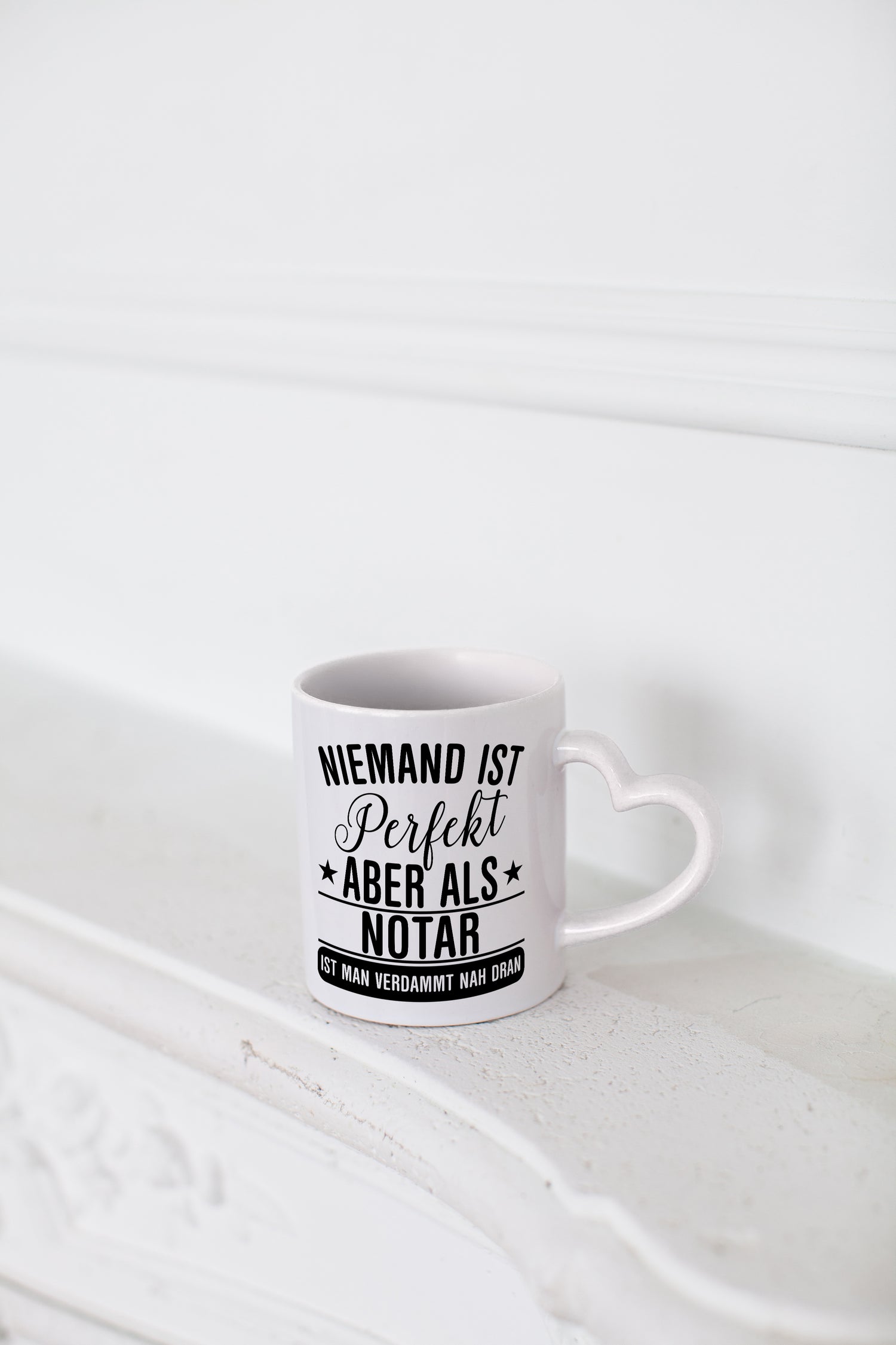 Verdammt nah dran: Notar | Jurist | - Herzhenkel Tasse - Kaffeetasse / Geschenk / Familie