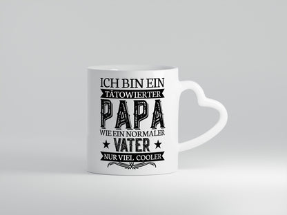 Tätowierter Papa | Cooler Vater Tasse | Vatertag - Herzhenkel Tasse - Kaffeetasse / Geschenk / Familie