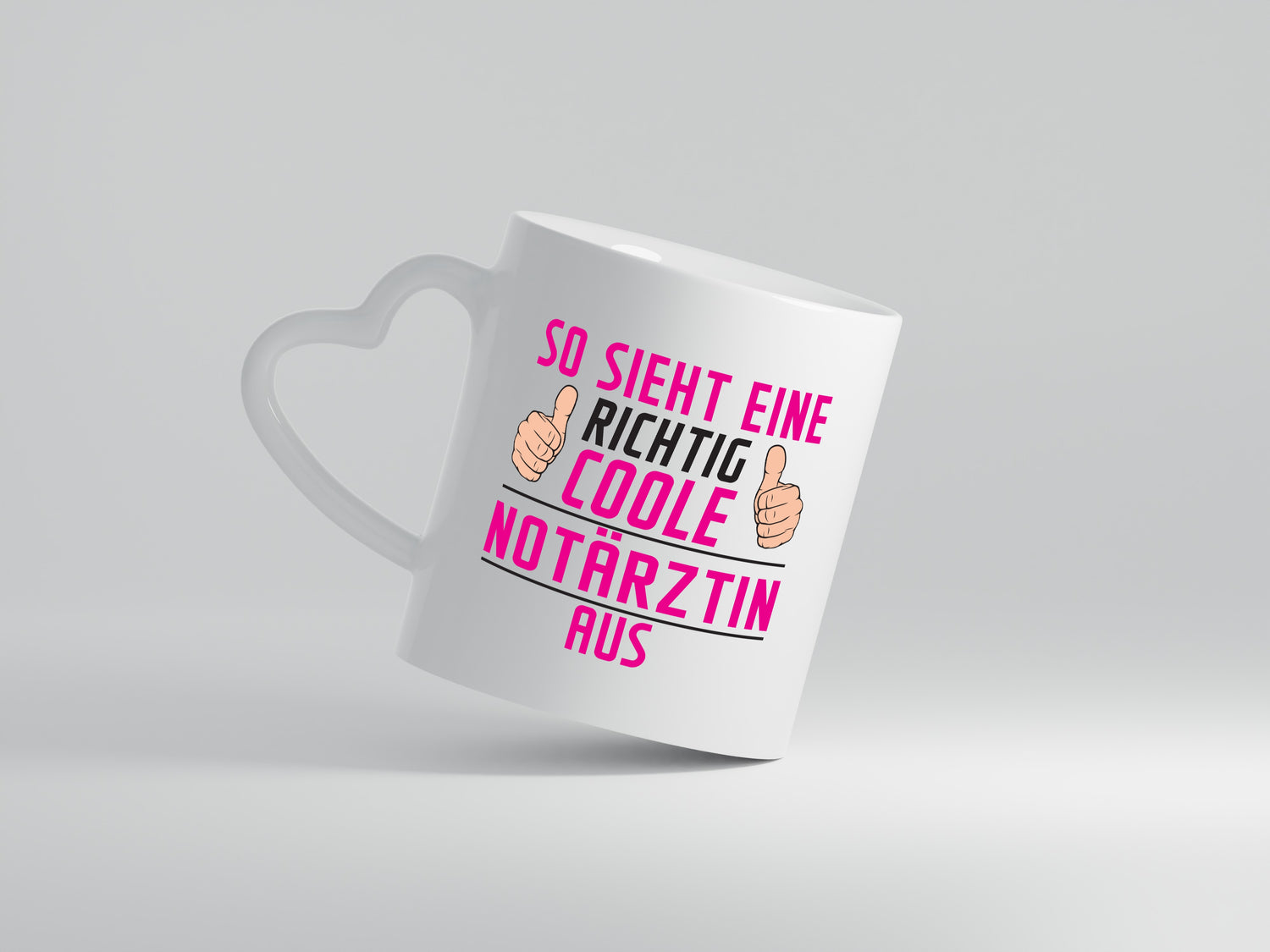 Richtig Coole Notärztin | Ärztin - Herzhenkel Tasse - Kaffeetasse / Geschenk / Familie