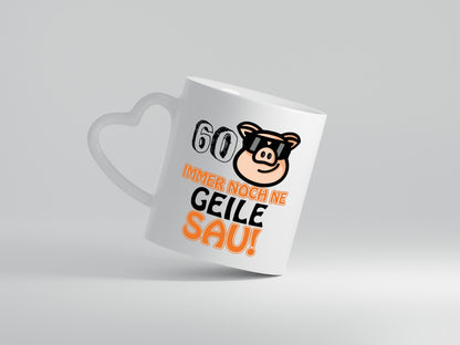 60 und immer noch ne geile Sau wunschalter - Herzhenkel Tasse - Kaffeetasse / Geschenk / Familie