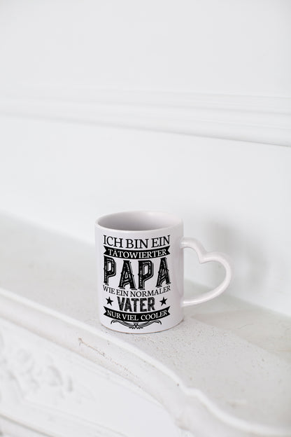 Tätowierter Papa | Cooler Vater Tasse | Vatertag - Herzhenkel Tasse - Kaffeetasse / Geschenk / Familie