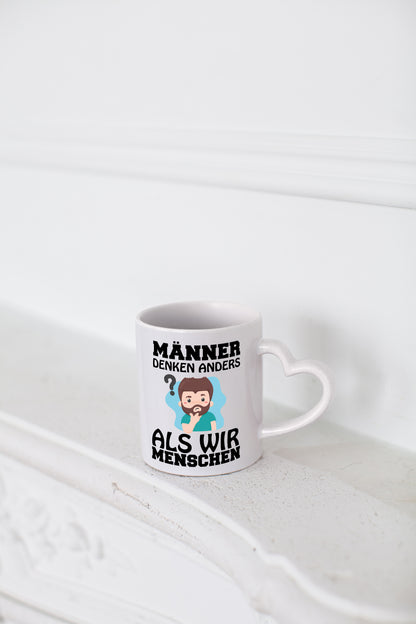 Männer denken anders - Herzhenkel Tasse - Kaffeetasse / Geschenk / Familie