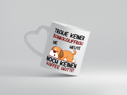 Traue keiner Bankkauffrau | Kauffrau | Bank Kaufleute - Herzhenkel Tasse - Kaffeetasse / Geschenk / Familie