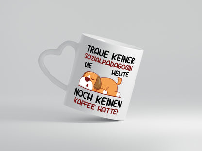 Traue keiner Sozialpädagogin | Humor | Pädagogin - Herzhenkel Tasse - Kaffeetasse / Geschenk / Familie