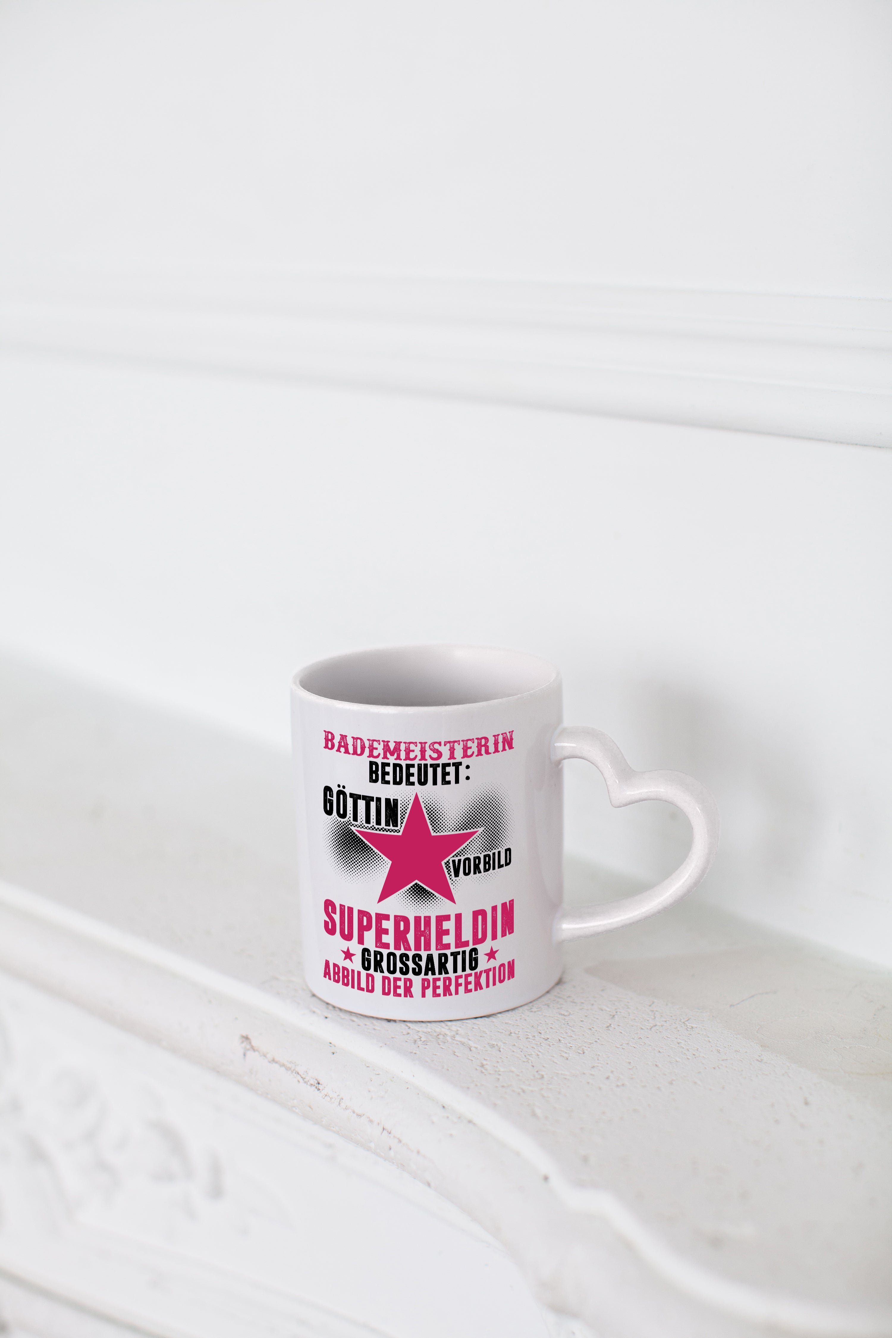 Bedeutung von Bademeisterin | Schwimmmeisterin - Herzhenkel Tasse - Kaffeetasse / Geschenk / Familie