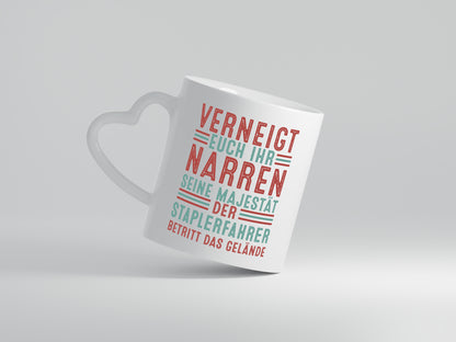 Verneigt euch: Staplerfahrer | Gabelstapler Fahrer - Herzhenkel Tasse - Kaffeetasse / Geschenk / Familie