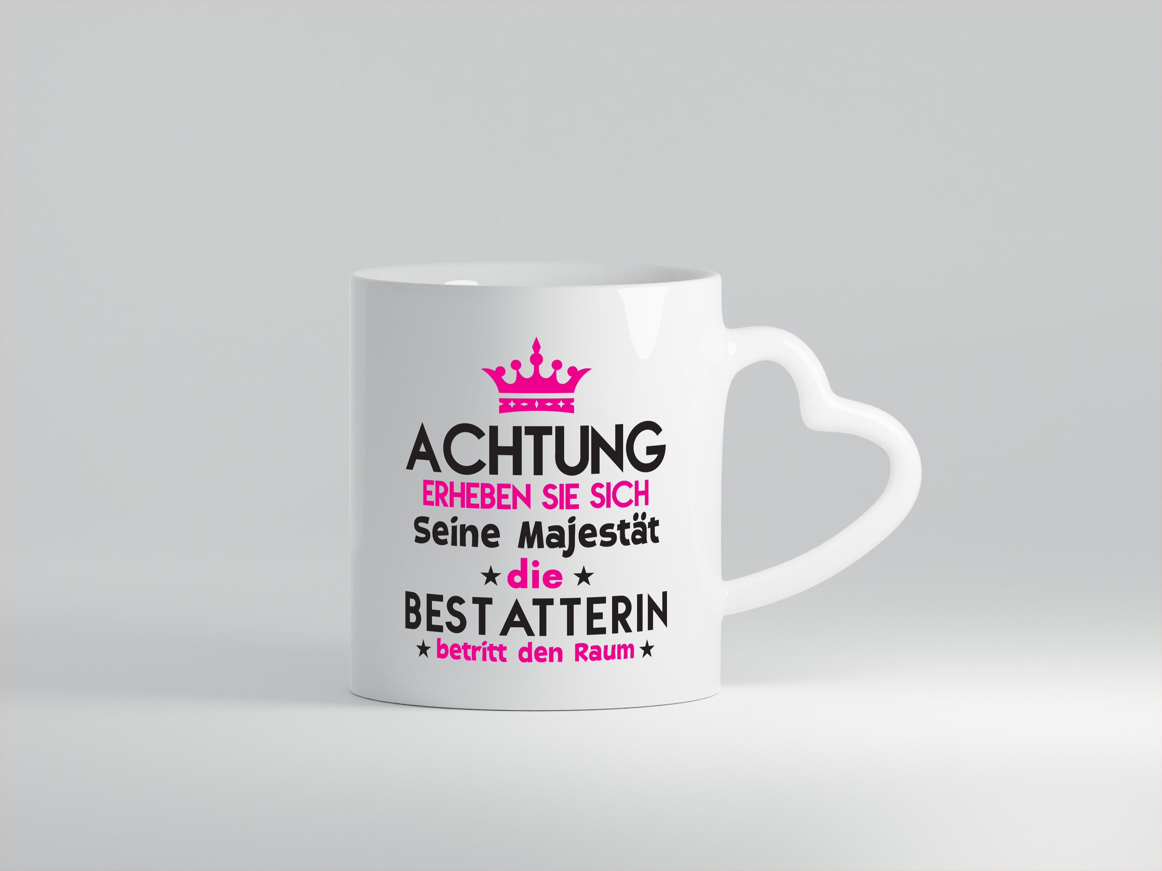 Seine Majestät Bestatterin | Bestattung | Totengräberin - Herzhenkel Tasse - Kaffeetasse / Geschenk / Familie