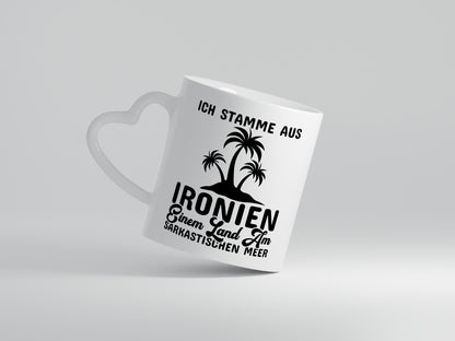 Ich stamme aus Ironien - Herzhenkel Tasse - Kaffeetasse / Geschenk / Familie