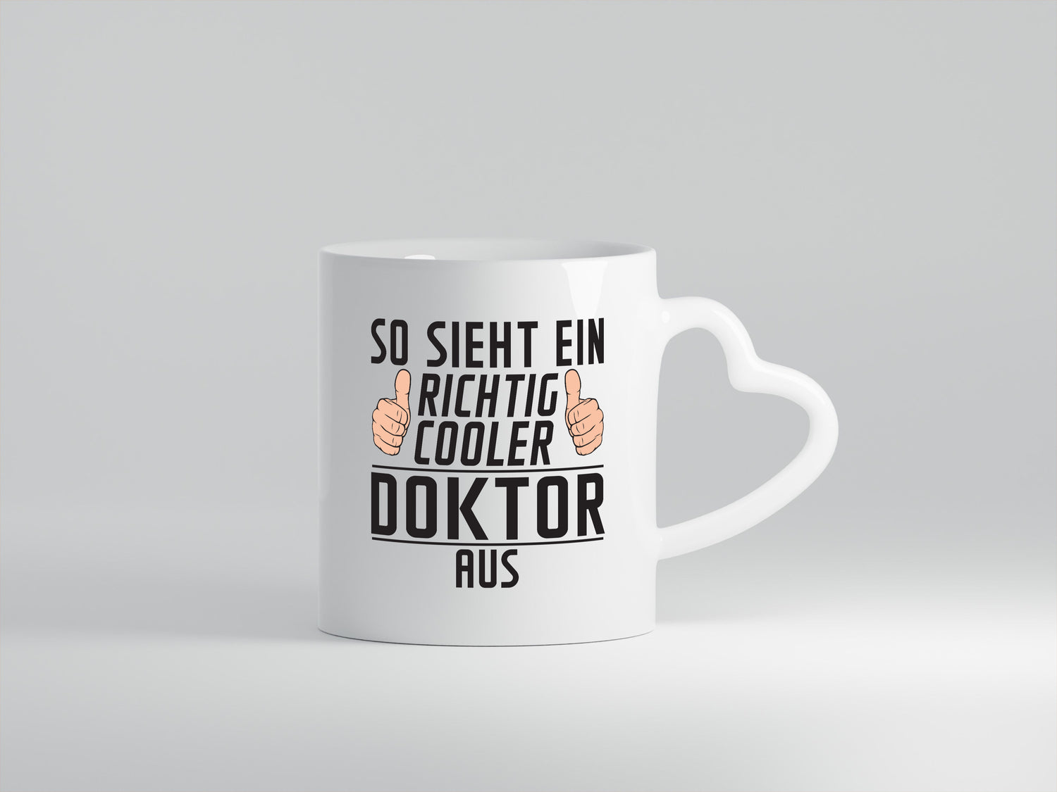 Richtig Cooler Doktor| Doktorand | Doktortitel - Herzhenkel Tasse - Kaffeetasse / Geschenk / Familie