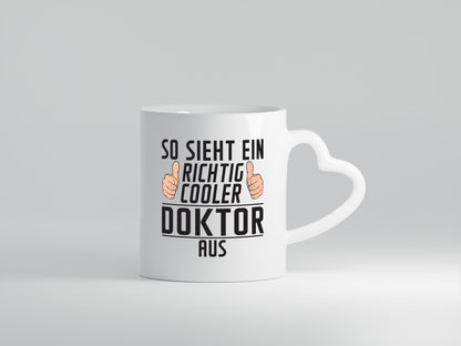 Richtig Cooler Doktor| Doktorand | Doktortitel - Herzhenkel Tasse - Kaffeetasse / Geschenk / Familie