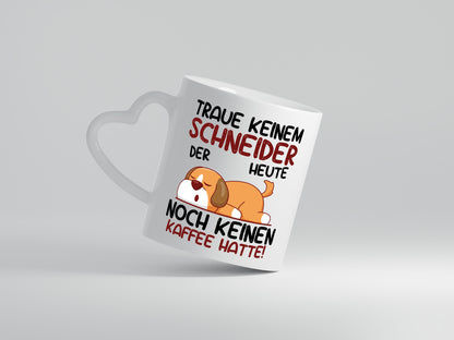 Traue keinem Schneider | Beruf Schneiderei - Herzhenkel Tasse - Kaffeetasse / Geschenk / Familie