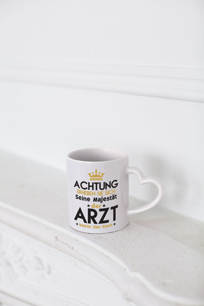 Seine Majestät Arzt | Medizin | Doktor | Facharzt - Herzhenkel Tasse - Kaffeetasse / Geschenk / Familie