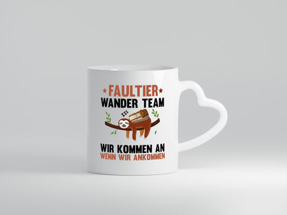 Faultier Wanderteam | Spruch Motiv | Faultier | Wandern - Herzhenkel Tasse - Kaffeetasse / Geschenk / Familie