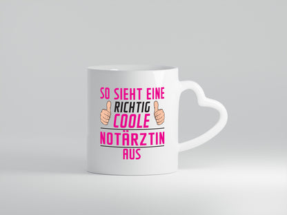 Richtig Coole Notärztin | Ärztin - Herzhenkel Tasse - Kaffeetasse / Geschenk / Familie