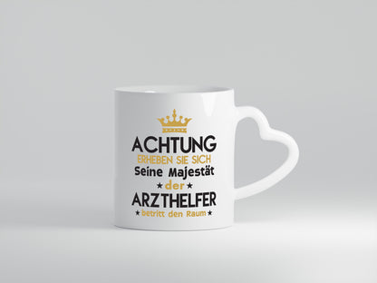 Seine Majestät Arzthelfer | Fachangestellter Medizin - Herzhenkel Tasse - Kaffeetasse / Geschenk / Familie