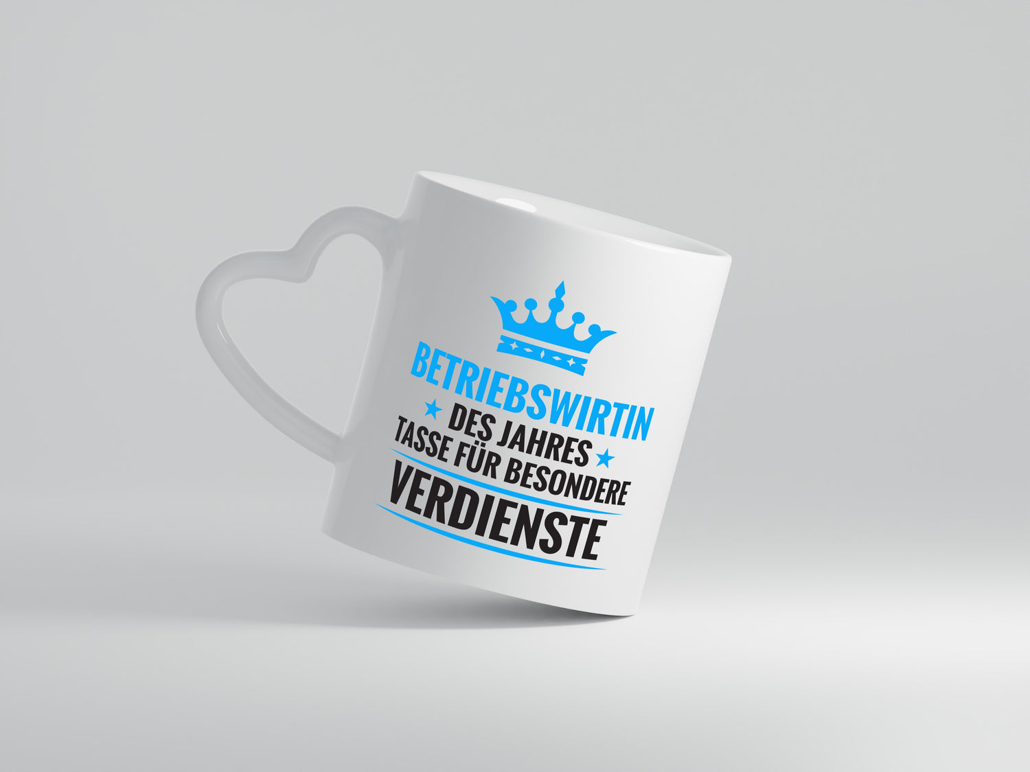 Besonderer Verdienst: Betriebswirtin | Betriebswirtschaft - Herzhenkel Tasse - Kaffeetasse / Geschenk / Familie