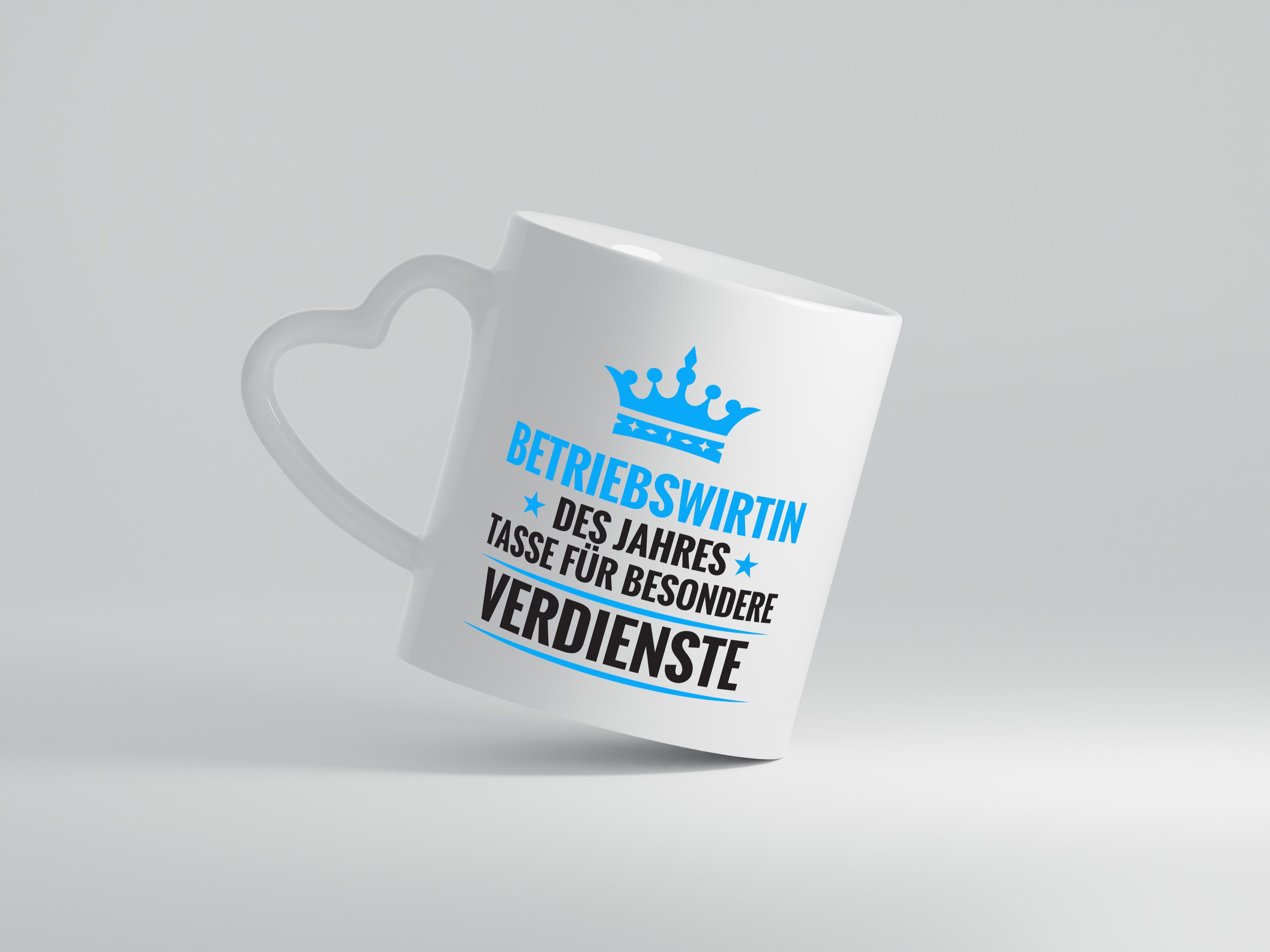 Besonderer Verdienst: Betriebswirtin | Betriebswirtschaft - Herzhenkel Tasse - Kaffeetasse / Geschenk / Familie