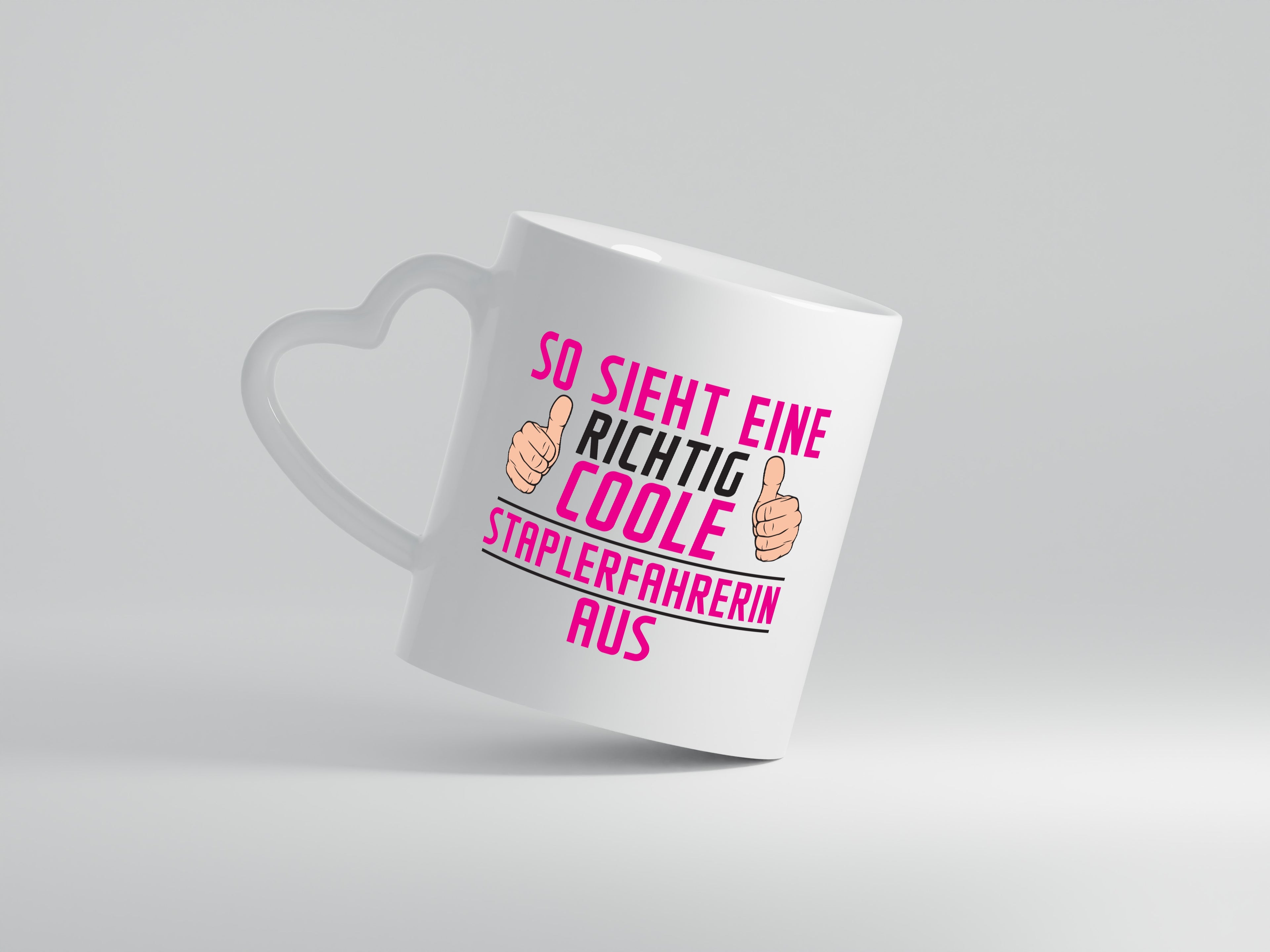 Richtig Coole Staplerfahrerin | Gabelstapler - Herzhenkel Tasse - Kaffeetasse / Geschenk / Familie