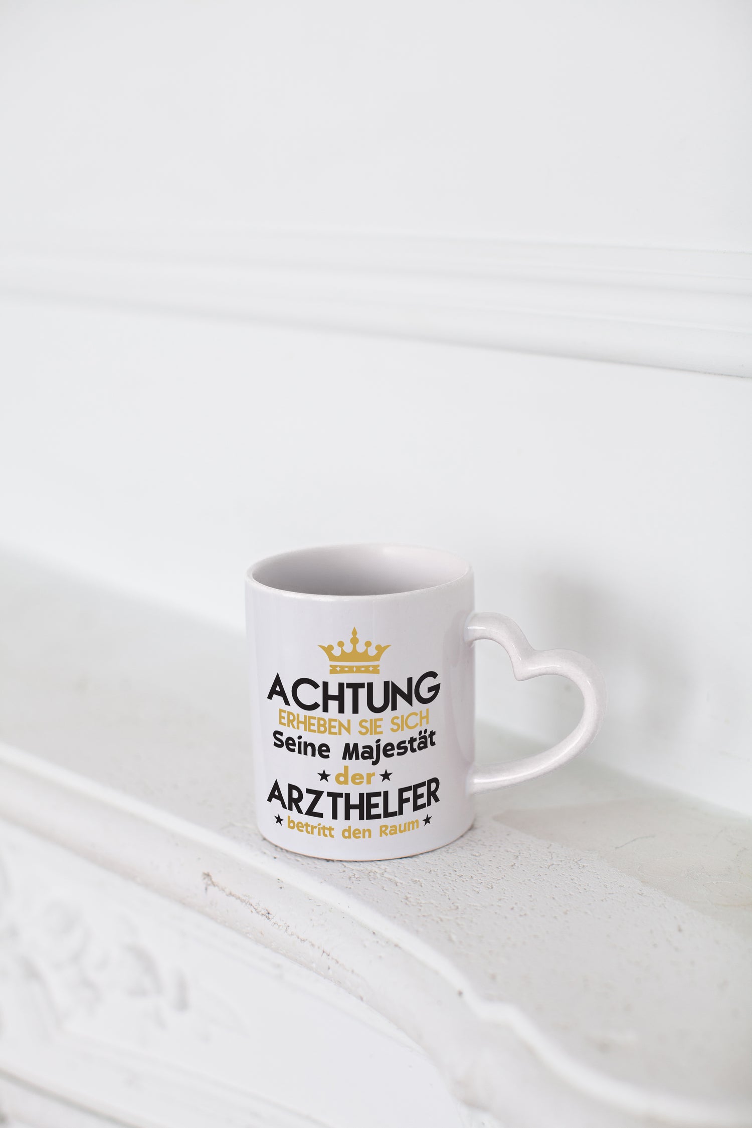 Seine Majestät Arzthelfer | Fachangestellter Medizin - Herzhenkel Tasse - Kaffeetasse / Geschenk / Familie