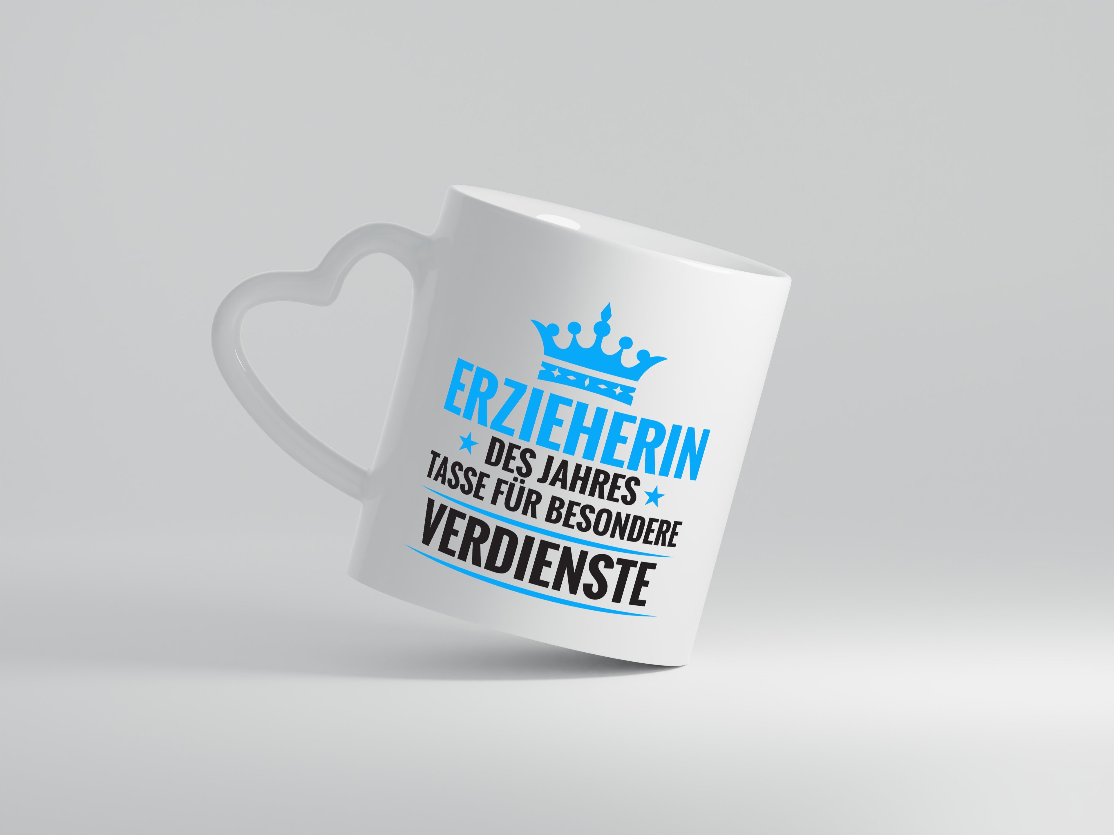 Besonderer Verdienst: Erzieherin | Pädagogin | Schule - Herzhenkel Tasse - Kaffeetasse / Geschenk / Familie