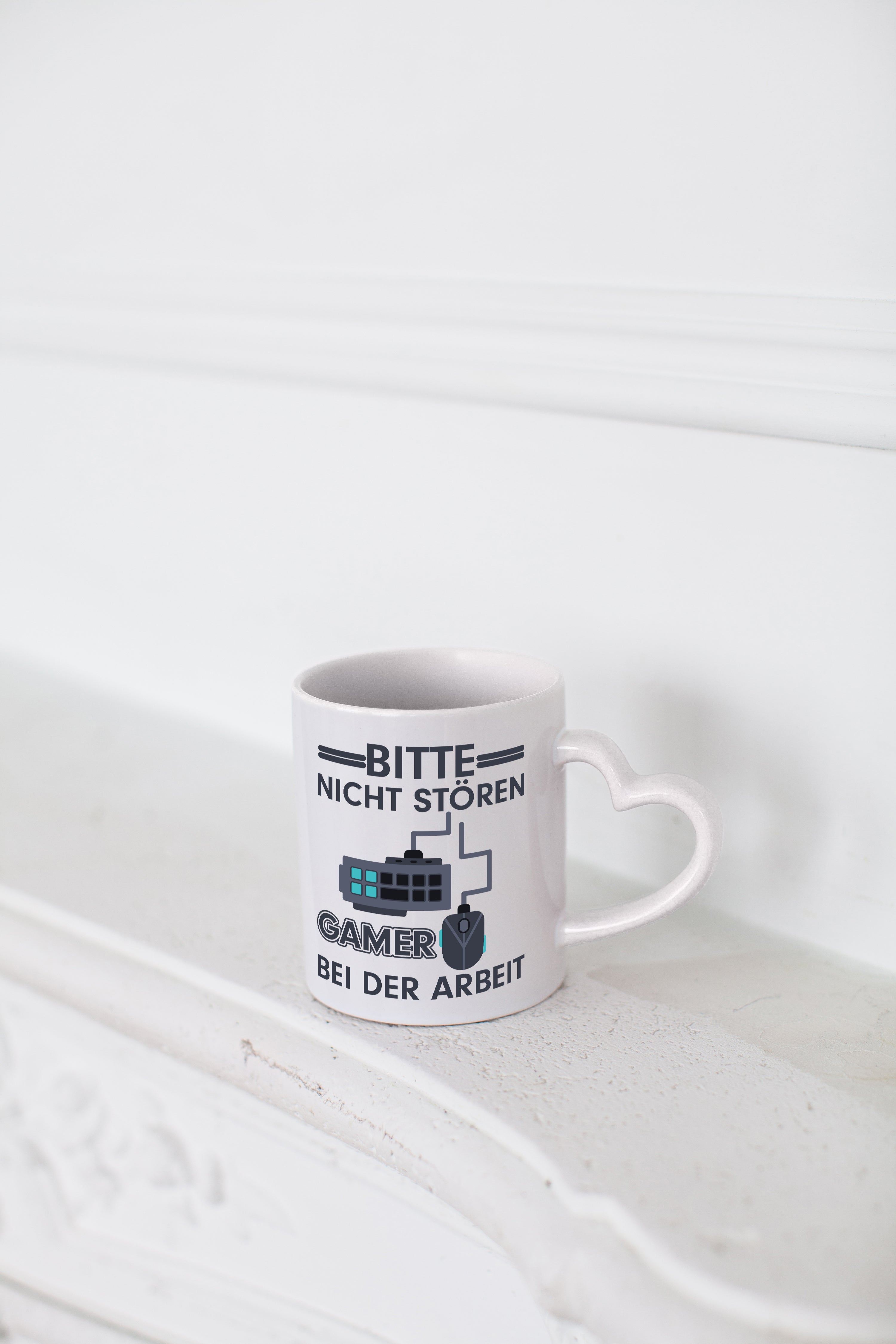 Gamer bei der Arbeit | Gaming Tasse | Teenager Spruch - Herzhenkel Tasse - Kaffeetasse / Geschenk / Familie