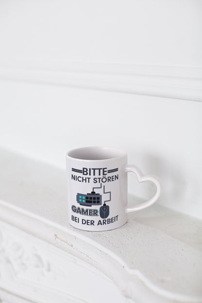 Gamer bei der Arbeit | Gaming Tasse | Teenager Spruch - Herzhenkel Tasse - Kaffeetasse / Geschenk / Familie