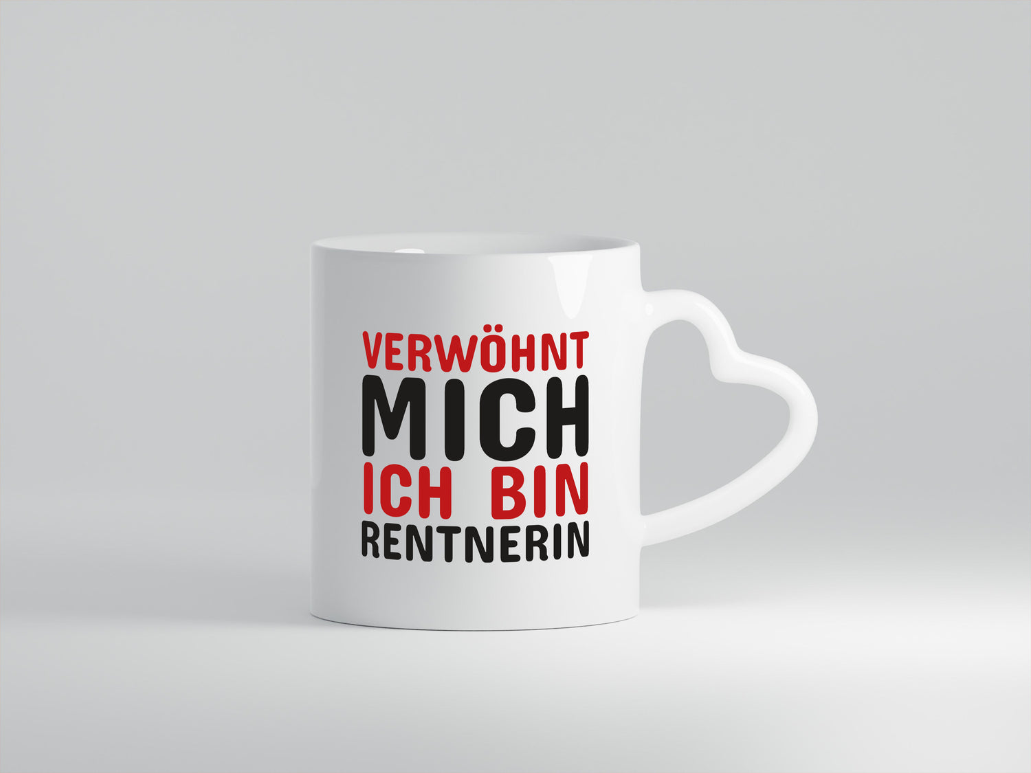 Verwöhnt mich | Rentnerin Tasse | Statement | Ruhestand - Herzhenkel Tasse - Kaffeetasse / Geschenk / Familie