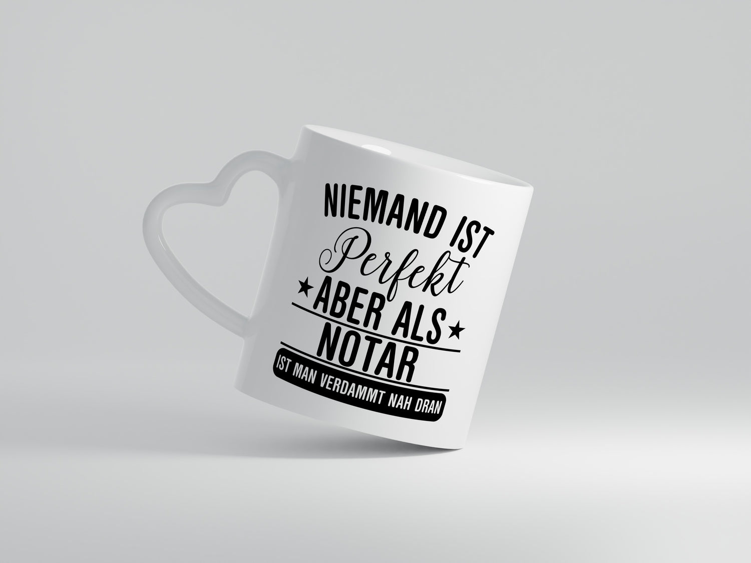 Verdammt nah dran: Notar | Jurist | - Herzhenkel Tasse - Kaffeetasse / Geschenk / Familie