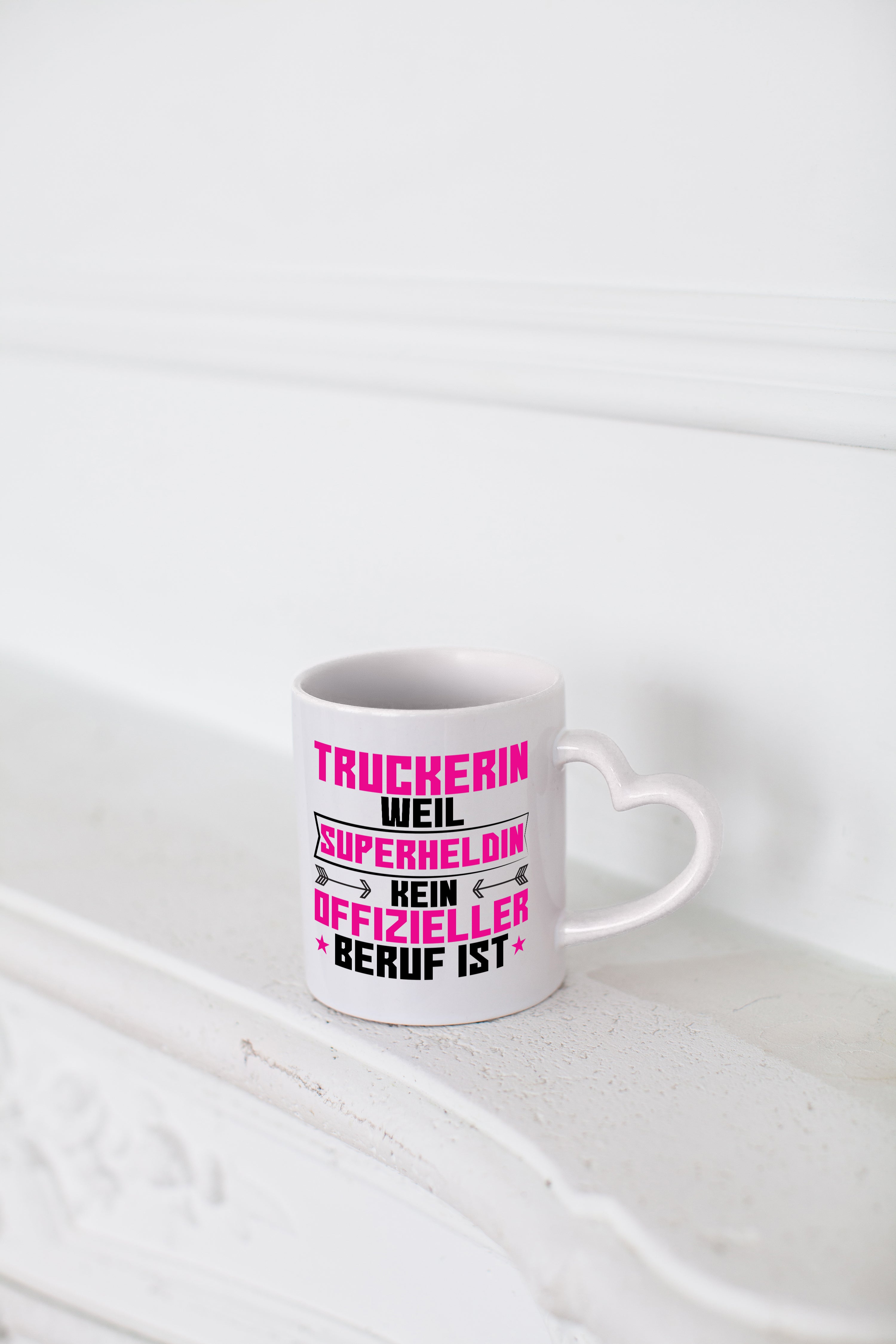 Superheldin Truckerin | LKW Fahrerin - Herzhenkel Tasse - Kaffeetasse / Geschenk / Familie