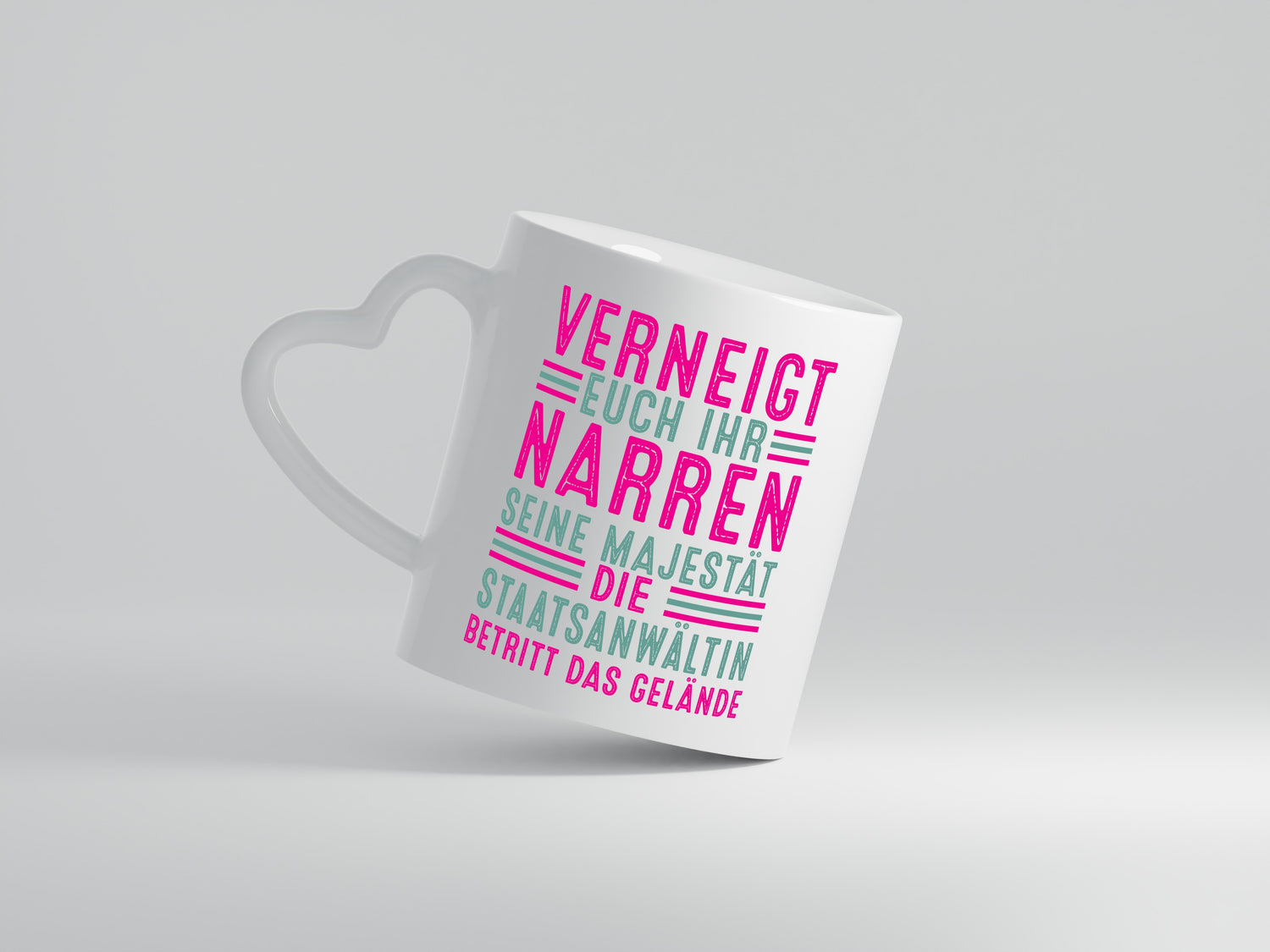 Verneigt euch: Staatsanwältin | Anwältin - Herzhenkel Tasse - Kaffeetasse / Geschenk / Familie