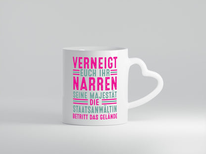 Verneigt euch: Staatsanwältin | Anwältin - Herzhenkel Tasse - Kaffeetasse / Geschenk / Familie