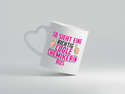 Richtig Coole Chemikerin | Chemie | Labor | Wissenschaft - Herzhenkel Tasse - Kaffeetasse / Geschenk / Familie