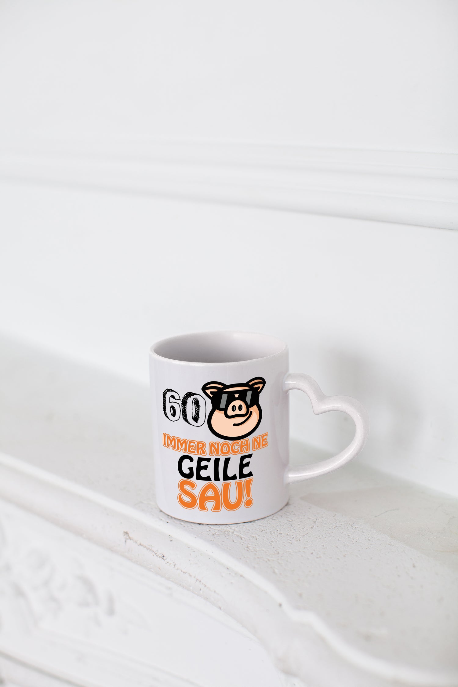 60 und immer noch ne geile Sau wunschalter - Herzhenkel Tasse - Kaffeetasse / Geschenk / Familie