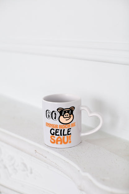 60 und immer noch ne geile Sau wunschalter - Herzhenkel Tasse - Kaffeetasse / Geschenk / Familie