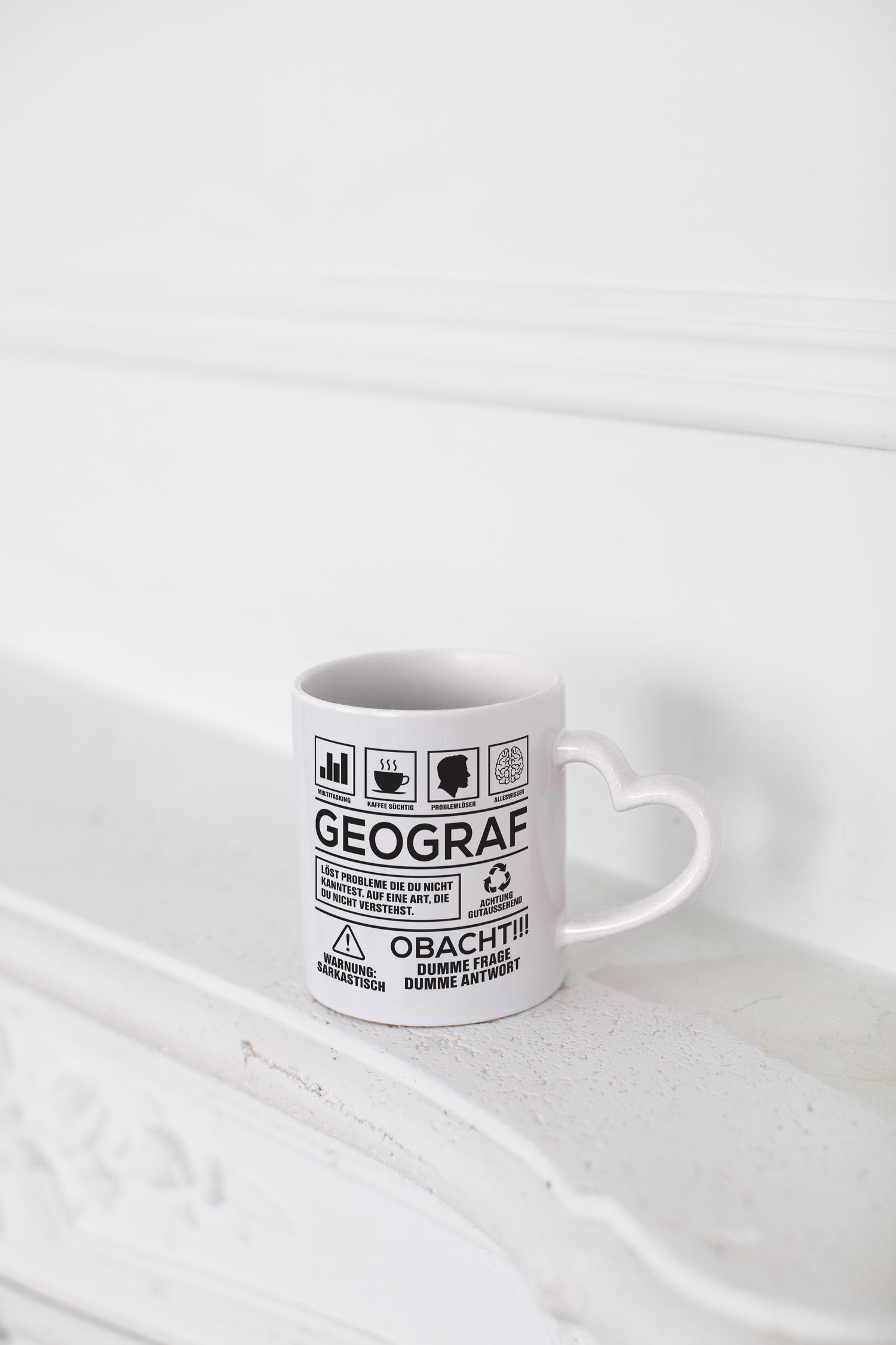 Achtung Probleme Geograf | Geografie - Herzhenkel Tasse - Kaffeetasse / Geschenk / Familie