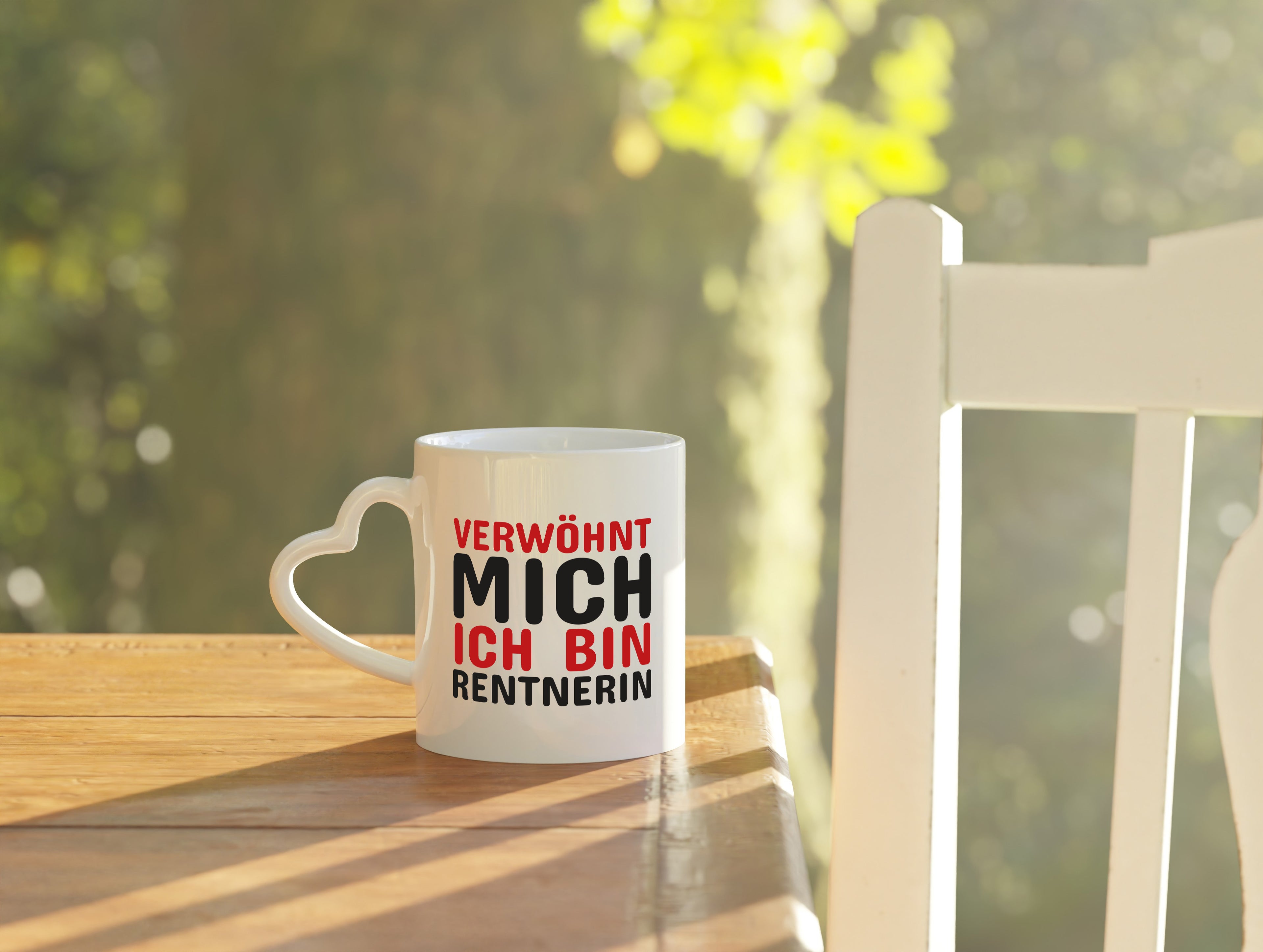 Verwöhnt mich | Rentnerin Tasse | Statement | Ruhestand - Herzhenkel Tasse - Kaffeetasse / Geschenk / Familie