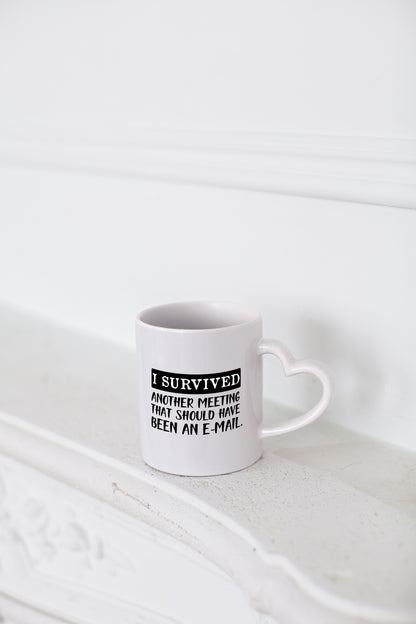 I survived another meeting | Büro Tasse | Kollegen - Herzhenkel Tasse - Kaffeetasse / Geschenk / Familie