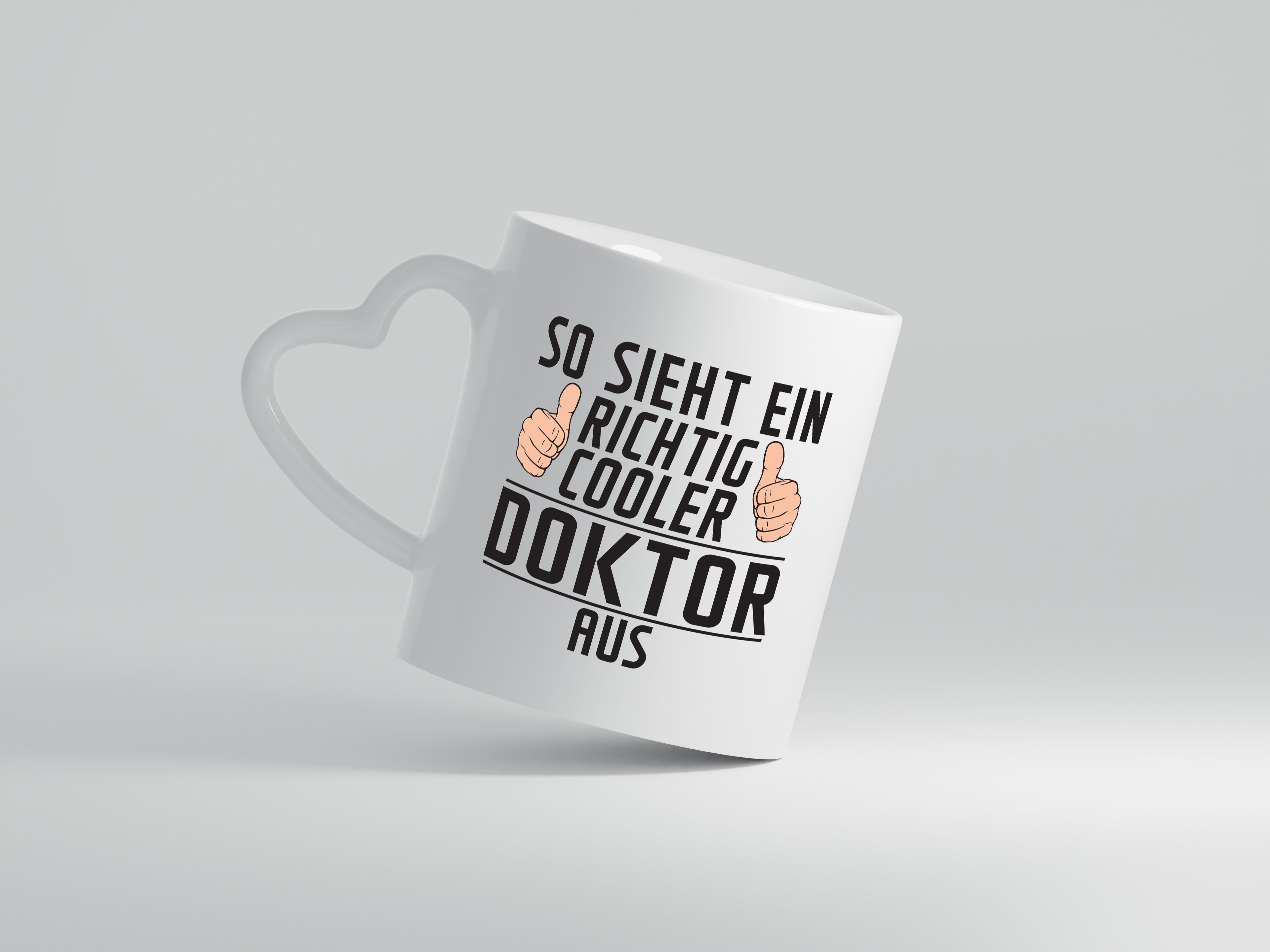 Richtig Cooler Doktor| Doktorand | Doktortitel - Herzhenkel Tasse - Kaffeetasse / Geschenk / Familie