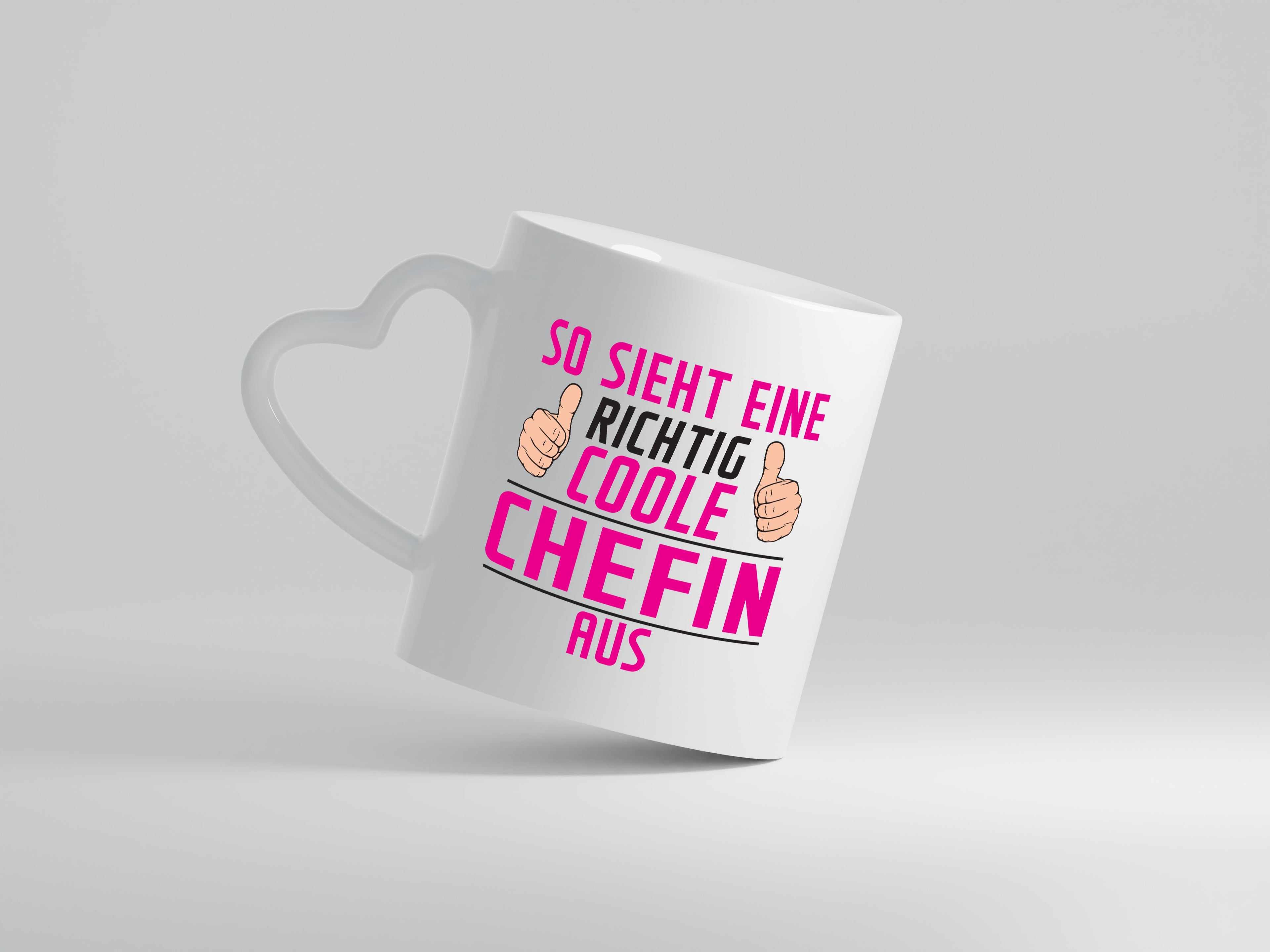 Richtig Coole Chefin | Führungskraft | Vorgesetzte - Herzhenkel Tasse - Kaffeetasse / Geschenk / Familie