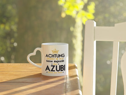 Seine Majestät Azubi | Ausbildung | Lehre | Lehrling - Herzhenkel Tasse - Kaffeetasse / Geschenk / Familie