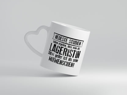 Neuste Studien: Lageristin | Beruf | Lager Arbeiterin - Herzhenkel Tasse - Kaffeetasse / Geschenk / Familie