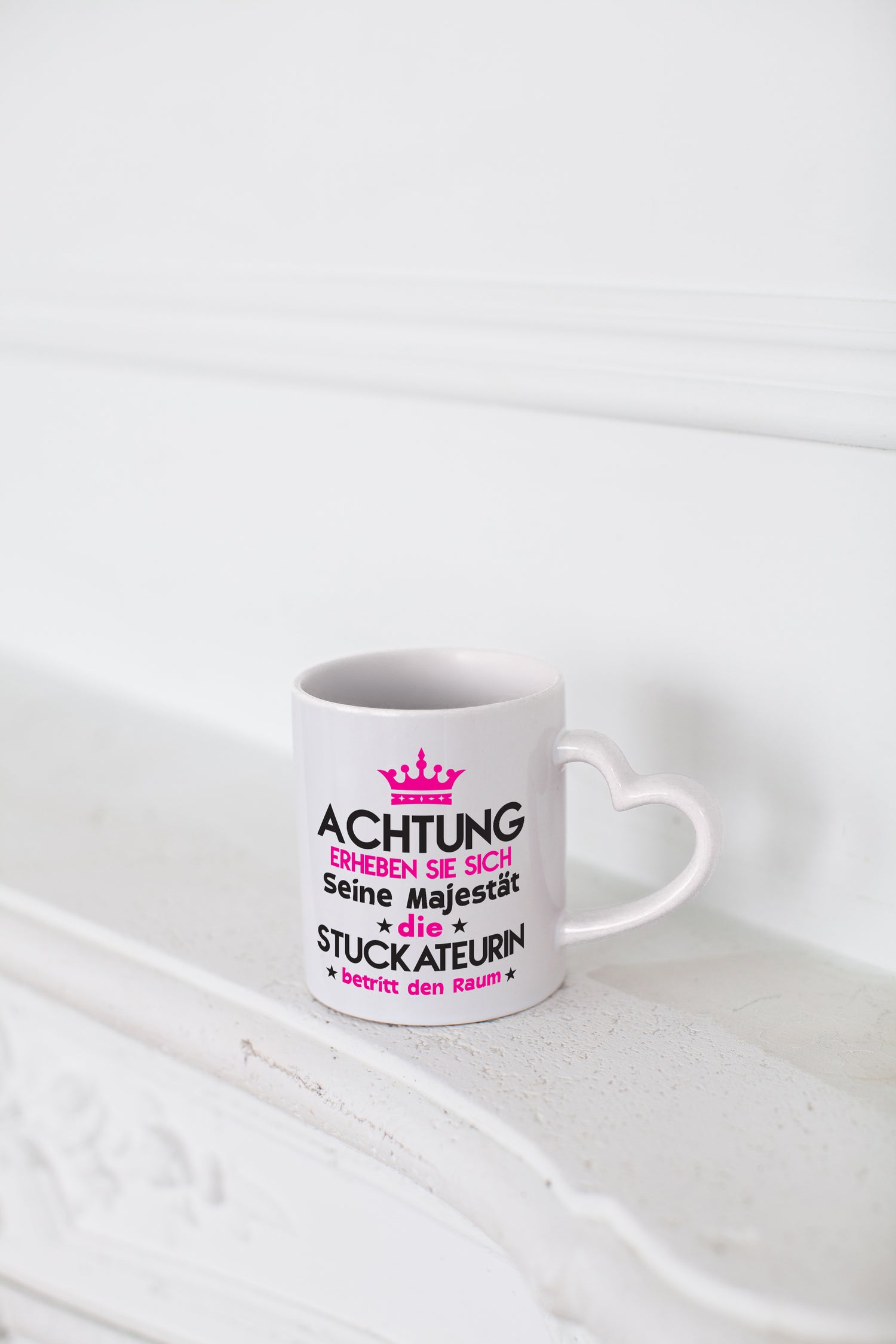 Seine Majestät Stuckateurin | Innenausbau - Herzhenkel Tasse - Kaffeetasse / Geschenk / Familie