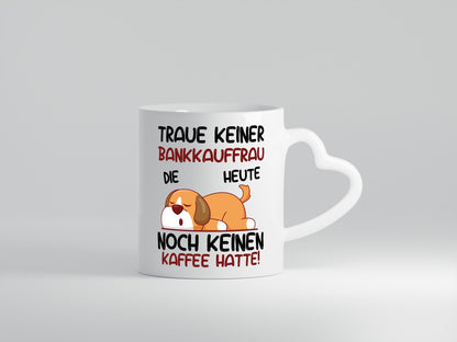 Traue keiner Bankkauffrau | Kauffrau | Bank Kaufleute - Herzhenkel Tasse - Kaffeetasse / Geschenk / Familie