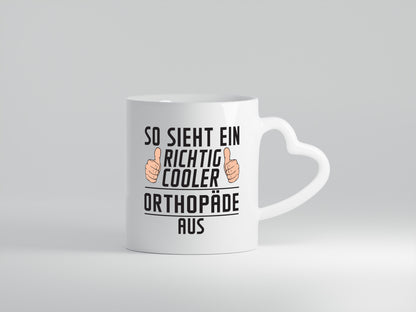 Richtig Cooler Orthopäde | Orthopädie - Herzhenkel Tasse - Kaffeetasse / Geschenk / Familie