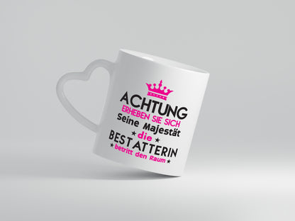 Seine Majestät Bestatterin | Bestattung | Totengräberin - Herzhenkel Tasse - Kaffeetasse / Geschenk / Familie